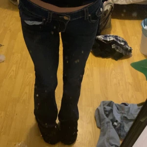 Lågmidjade jeans -  Lågmidjade jeans från Gina Tricot med fickor, storlek 158 men passar mig som har 160/xs (första bilden) beroende på hur man vill den ska sitta💕💕