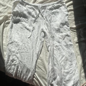 Linnebyxor  - Lågmidjade linnebyxor från HM, de är för stora för mig och för kort för mig, jag är 166cm lång så den passar någon som är kortare. perfekt nu till sommaren och de är jätte sköna att ha på sig 