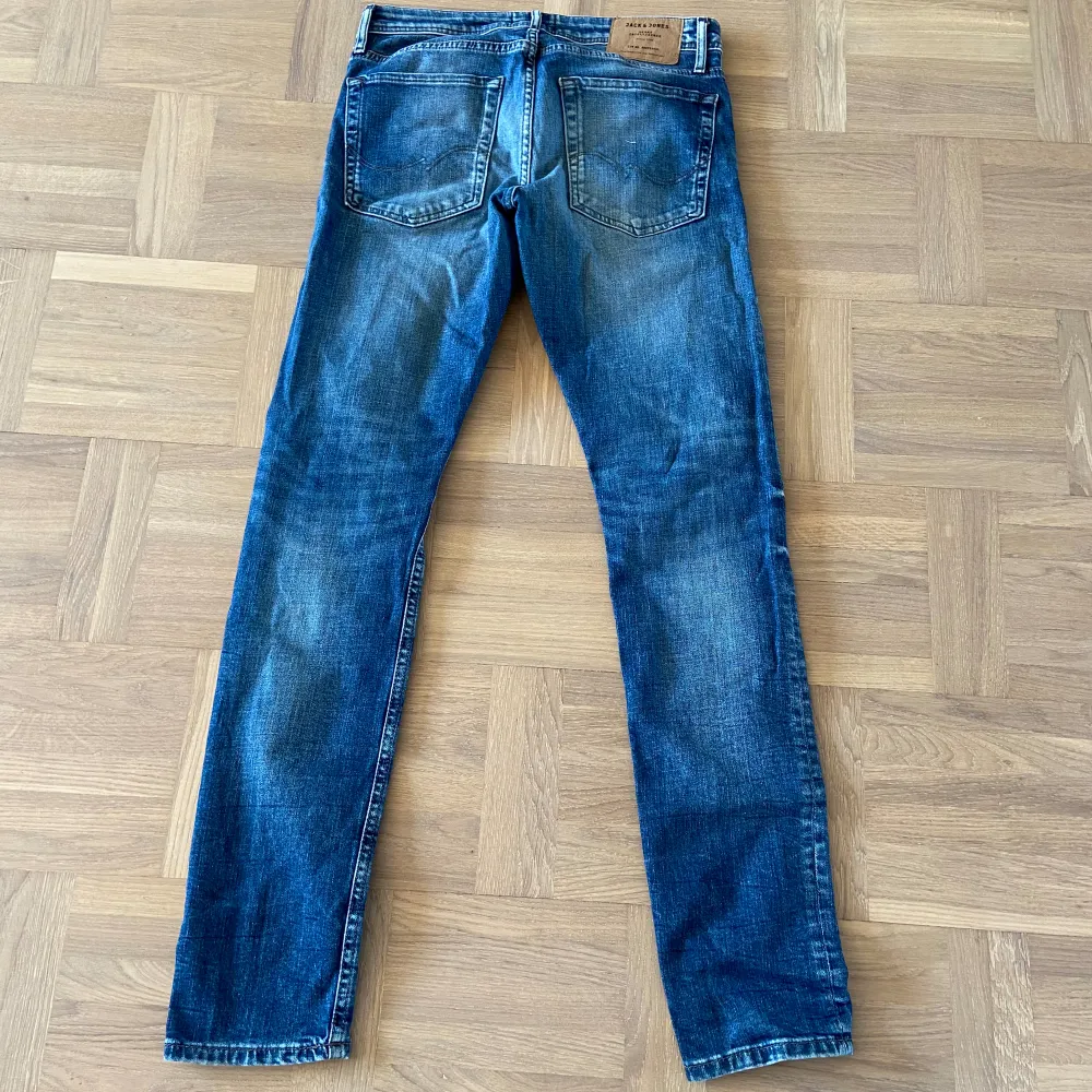 Säljer dessa supersnygga jeans från Jack and Jones! Jeansen är i storlek 29/32 och är i superbra skick! Jeansen är i modellen slim/glen. Vid minsta fundering är det bara att skriva🙌🏼. Jeans & Byxor.