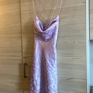 Blommig lila klänning - Lila blommor klänning. Aldrig använd. Storlek s / 36ish