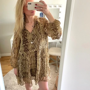 djurmönstrad klänning - djurmönstrad klänning, perfekt att dra över bikinin! I fint skick🫶🏼jag brukar ha s och den passar på mig fast de ör storlek 40