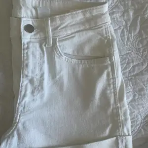 Säljer ett par vita jeansshorts i storlek S/36 från H&M. De är korta i modellen och säljs för 80kr. Skriv för mer information.💗💗