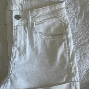 Jeansshorts  - Säljer ett par vita jeansshorts i storlek S/36 från H&M. De är korta i modellen och säljs för 80kr. Skriv för mer information.💗💗