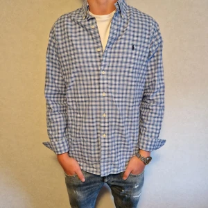 Ralph lauren skjorta  - Tjena! Säljer en riktigt schysst skjorta från ralph lauren. Skicket på skjortan är 9.5/10. Modellen är cirka 182 cm. Har du några frågor eller funderingar så hör av dig // IC_RESELL 