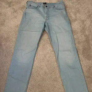Säljer dessa LEE jeans då jag aldrig använt de. Jeansen är i storlek W33 L34 och är nyskick. Hör gärna av dig vid frågor😁