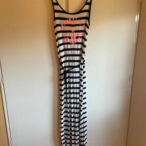 Klänning med knytband  - Klänning med knytband och resår i midjan.  Använd 1ggn