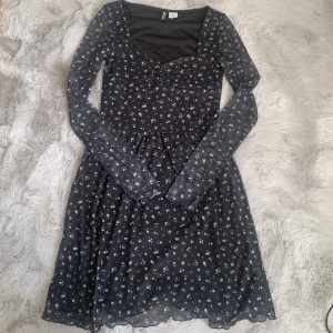 Blommig klänning  - Säljer för att den inte passade mig. Endast provad! Orginalpris: 200