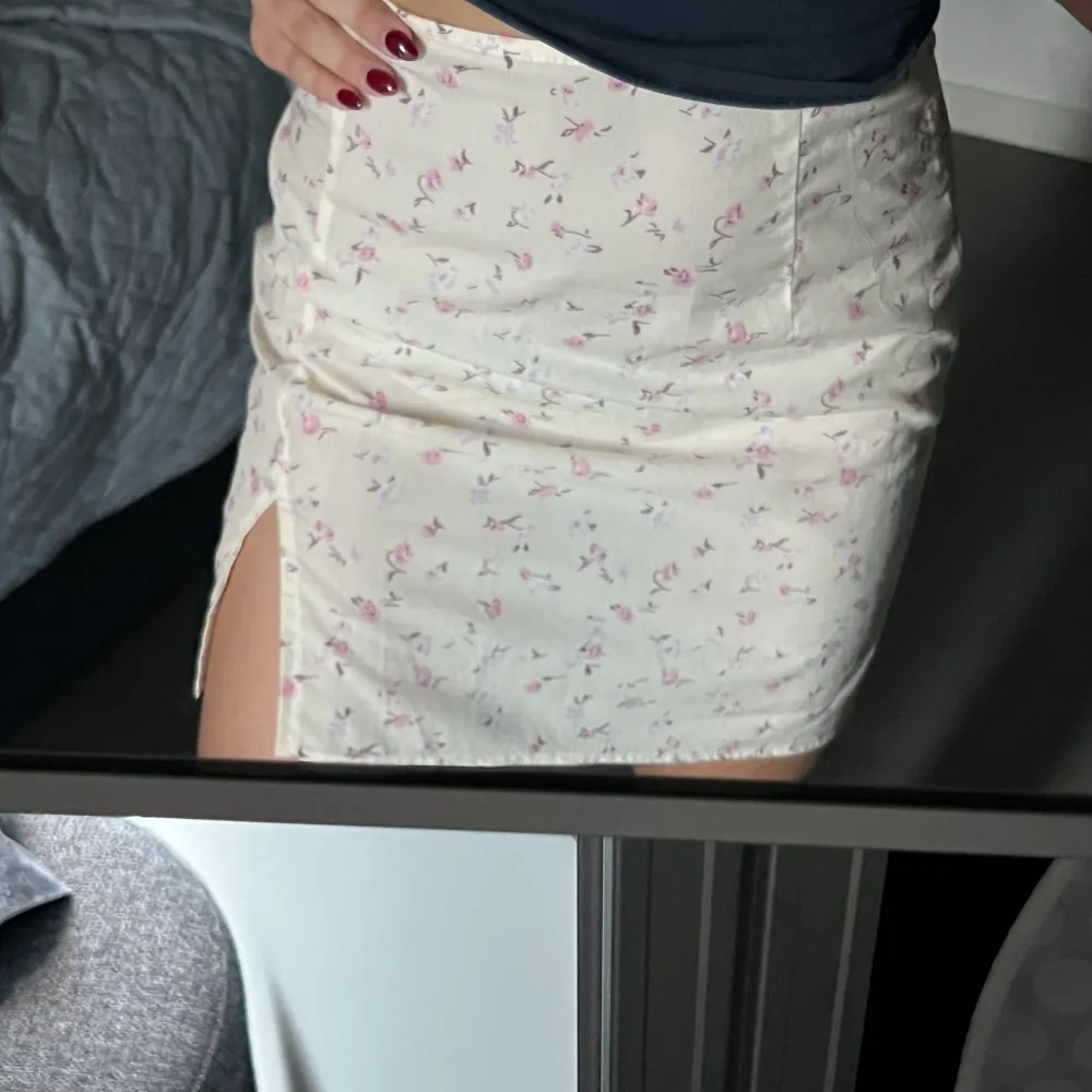 Pastellgul blommig kjol från Chiquelle som sätter sig precis över knäna. Den är väldigt skön och lätt att ha på sig. Kjolen har används flitigt💛. Kjolar.