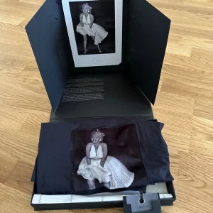 Limitato tshirt marylin monroe  - Hej! Säljer denna otroligt feta och limiterade tröjan från Limitato. Den är helt ny med allt og kvar. Vill du ha en unik tröja så är detta något för dig. Nypris la på 1900kr passa på nu medans den är kvar köpt på NK i gbg. Mitt pris är endast 899kr 