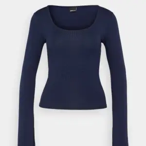 Marinblå tight tröja från Gina tricot. Säljer då den inte passade. Originalspris:199  Pris kan diskuteras. Skriv om bilder:)