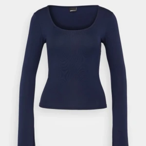 Marinblå tröja  - Marinblå tight tröja från Gina tricot. Säljer då den inte passade. Originalspris:199  Pris kan diskuteras. Skriv om bilder:)