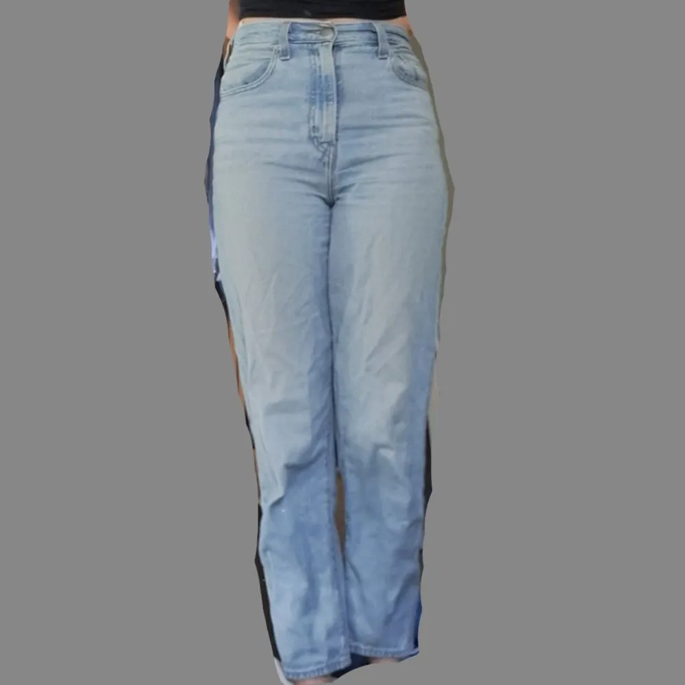 Fina ljus blå levis jeans, knappt använda säljs pga passar inte mig längre, inget slitage. Jeans & Byxor.