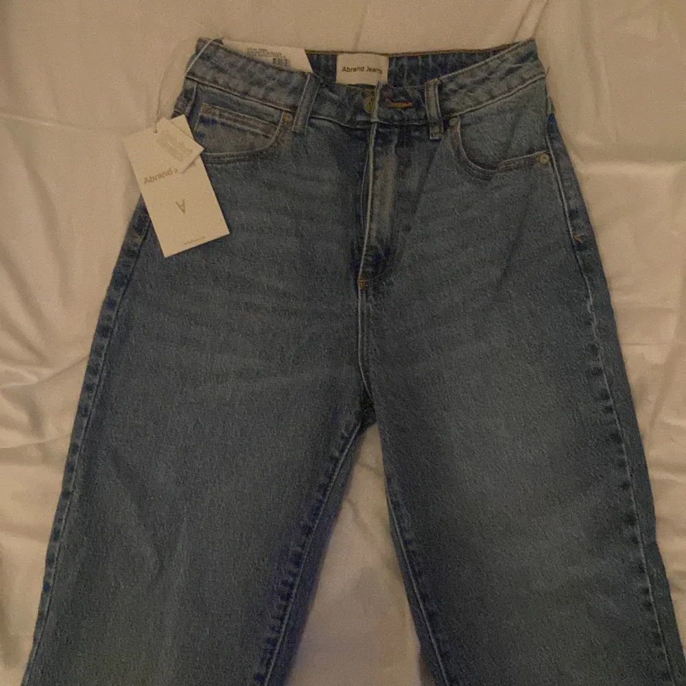 Abrand Jeans, helt oanvända och prislappen är kvar. Storlek 25/AU7 (A’ 94 High Slim). Köptes men va för små och hann inte lämna tillbaka.  Pris kan diskuteras vid en snabb affär. . Jeans & Byxor.