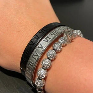 Bvaldi Armband - Köpta på Bvaldi på väla. Köpt för 800 kr, mitt pris endast 495 kr. Sprillans nya, one size, passar alla. Passar sjukt bra nu till sommaren