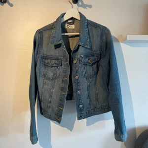 Jeansjacka - Standard jeansjacka i storlek 42. Mycket bra skick men använder inte så därför säljer jag den ❤️