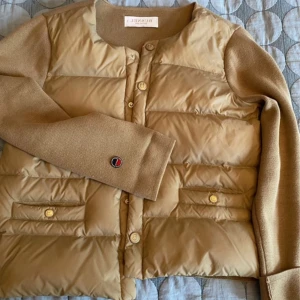 Jacka Busnel - Väldigt fin jacka med stickade ärmar. Nyskick. 