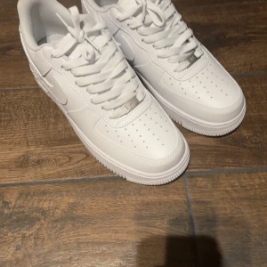Airforce 1 - Storlek 42/5 bara testat dom inomhus 1 gång
