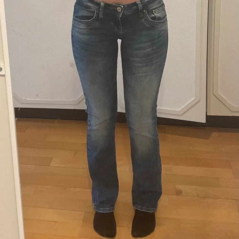 Säljer ett par blåa lågmidjade jeans från LTB då de har blivit lite för små för mig. De är i storlek 26x32. De har används en del men ser inte slitna ut alls. För referens är jag 166 cm lång.. Jeans & Byxor.