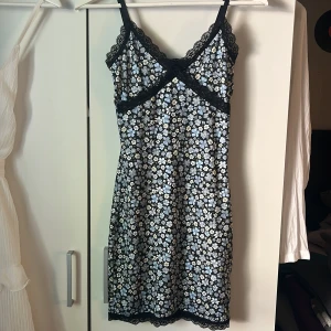 sommarklänning - Klänning i fint skick från hm, storlek xs men är väldigt stretchig🌸 