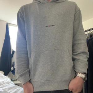 Saint Laurent Hoodie  - Säljer nu min fina Saint Laurent hoodie där jag numera inte använder den. Inget märktbart fel på den, inga fläckar. Ett nästintill osynligt hål, skriv för att få bild. Nypris 7000⭐️Priset ej hugget i sten!