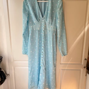 Adoore klänning - Klänning från ADOORE i modellen Paris. 💕💕(Sista bilden är lånad så att ni kan se hur hela klänningen ser ut)