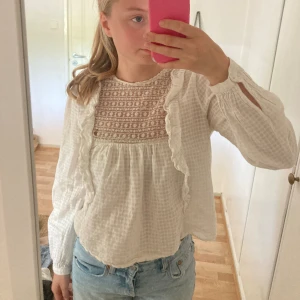 Blus med spetssdetalj  - Super fin blus som jag tycker om jätte mycket 💓   Litet hål som knappt syns 