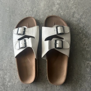 Tofflor - Säljer dessa birken liknande tofflor i strl 38🥰