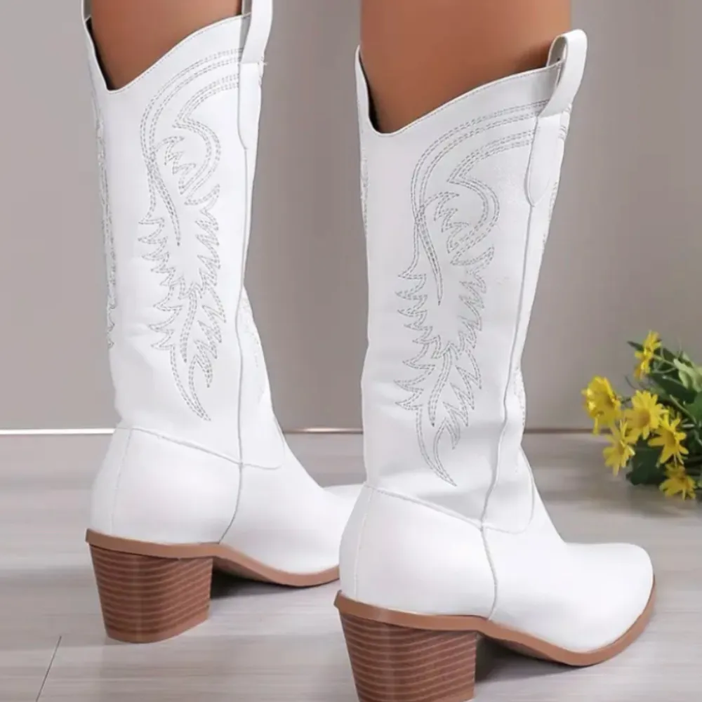 Vita cowboy skor som bara kommit till användning 1 gång! Kom gärna med prisförslag!. Skor.