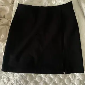 Snygg svart kjol med liten slits😍  Använt 1 gång.  Köpte från Zalando🤍 Passar S o Xs 