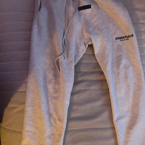 Essentials byxor - Jätte bra skick Storlek L  Pris kan diskuteras 