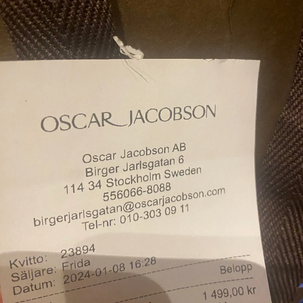 Säljer denna Oscar Jacobson Kashmir hoodie. Storlek M. Endast testad, tags sitter kvar. Påse och kvitto finns.   Kontakta oss, vid eventuella frågor /Tack . Hoodies.