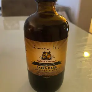 castor oil i storleken 236ml från sunny isle som är i extra dark. används för att öka hårväxt. 