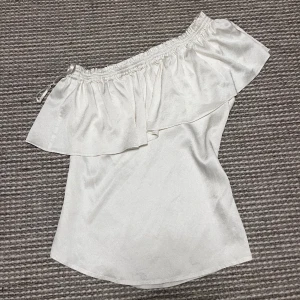 One shoulder blus - Så galet fin one shoulder blus i 100% silke från Vesna W, helt oanvänd!💞men tyvärr för liten för mig🥲(den är storlek 42 men skulle säga att den passar 36-40) Nypris: 1900💞