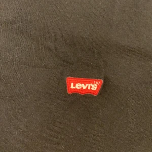 Levis tröja - Säljer denna snygga längärmade tröja jag använt ca 10 gånger säljer då jag inte använder längre 🪩🪩