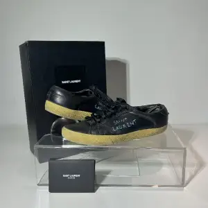 Välkommen till SolnaResell!  Mycket fina Saint Laurent sneakers! Skick: 8/10 Storlek: 37 Nypris: 6000 Kontakta gärna vid frågor!  Og finns med box och påsar! Pris kan diskuteras vid snabb affär!