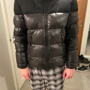 Replay  - Replay jacka, använd en vinter. Två små skador. Original pris 3500:- 