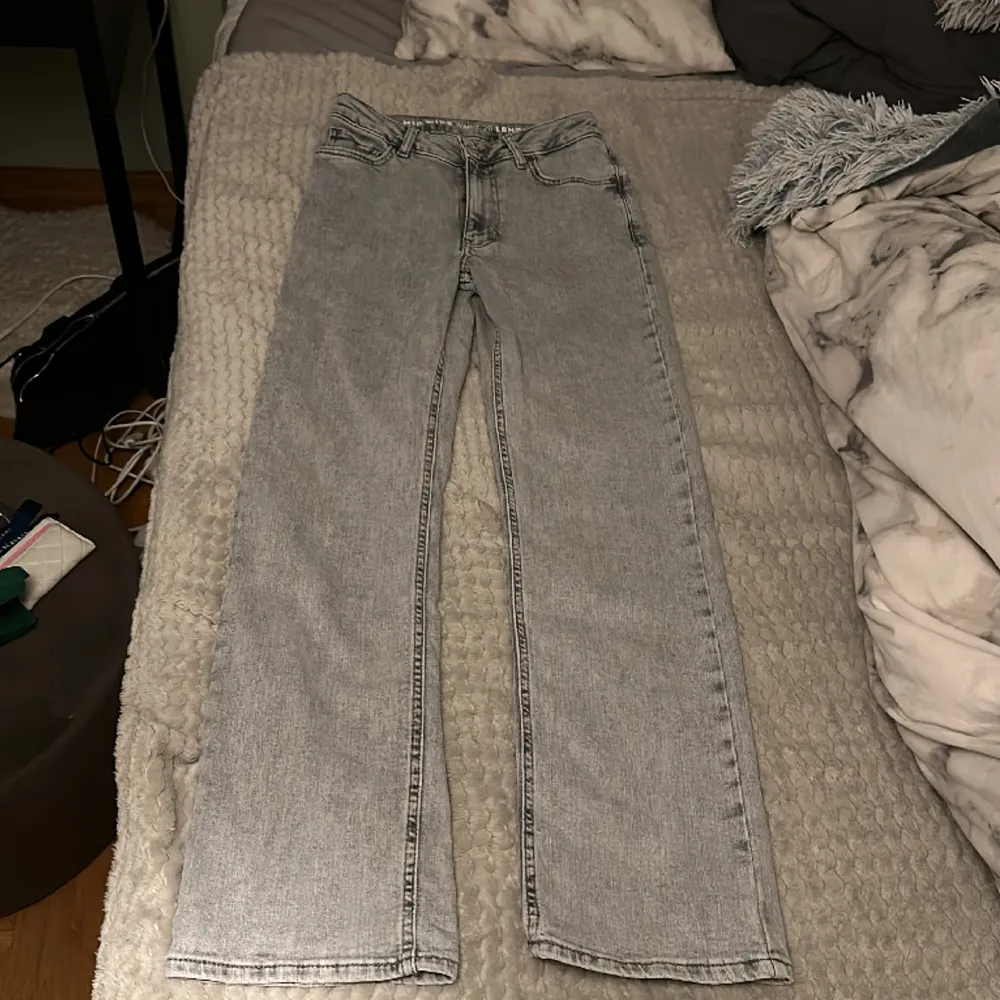 Säljer dessa jeans från Bikbok.  Väldigt populära, men inte riktigt min stil.  De är endast använda 1 gång så i väldigt fint skick.  Nypris : 600kr . Jeans & Byxor.