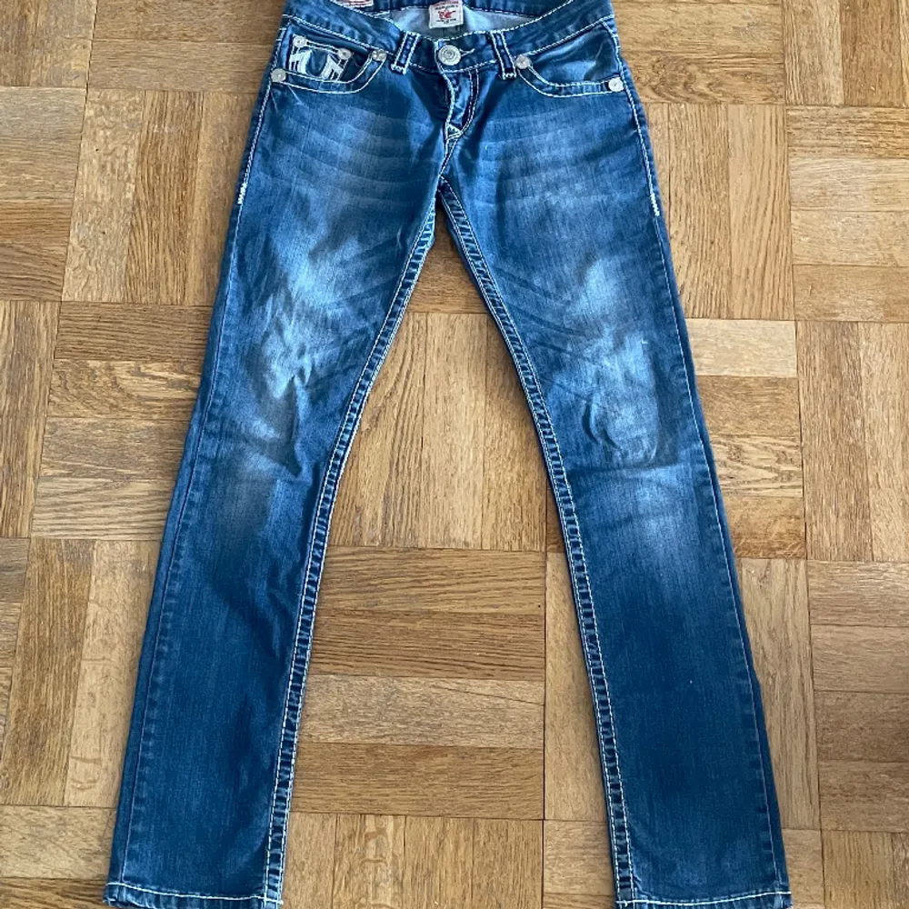 Säljer mina älskade jeans då dem inte har kommit till användning, köpta second hand, bra kvalitet, kan finnas lite lösa trådar dock, skriv gärna för fler bilder eller frågor?💕. Jeans & Byxor.