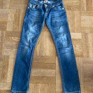 Säljer mina älskade jeans då dem inte har kommit till användning, köpta second hand, bra kvalitet, kan finnas lite lösa trådar dock, skriv gärna för fler bilder eller frågor?💕