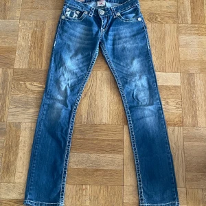 True Religion Jeans - Säljer mina älskade jeans då dem inte har kommit till användning, köpta second hand, bra kvalitet, kan finnas lite lösa trådar dock, skriv gärna för fler bilder eller frågor?💕