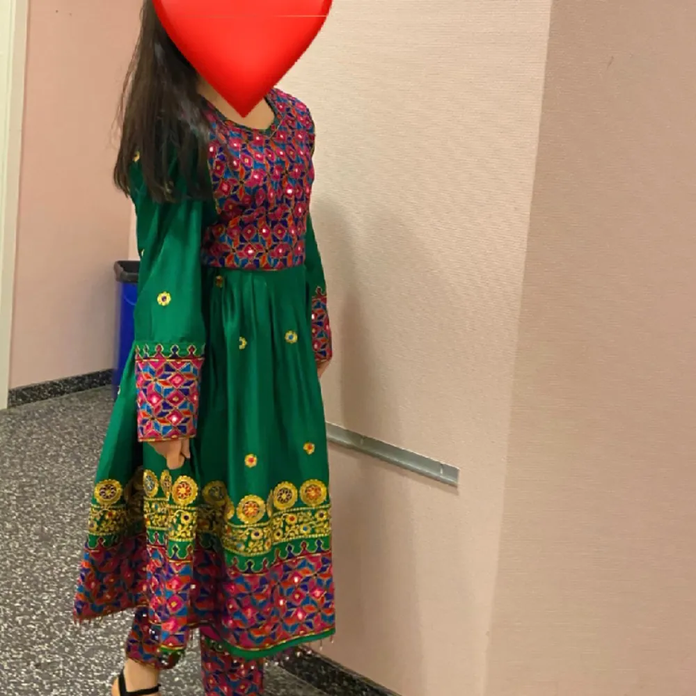 Säljer afghansk klänningen, storlek S/M, har använt den bara två gånger, säljer den för 1200kr:) klänningen har även en rosa slöja med sig.. Klänningar.