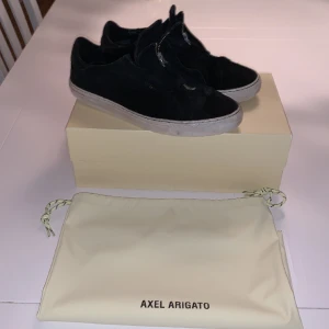 Arigatos clean 90 zip - Säljer mina arigatos inköpta i sommars säljer pågrund av att har ingen anndvändnig För dom, skorna är stilliga till sommaren, orginal pris 2500, skicket 7/10 går och diskutera om priset, storlek 42