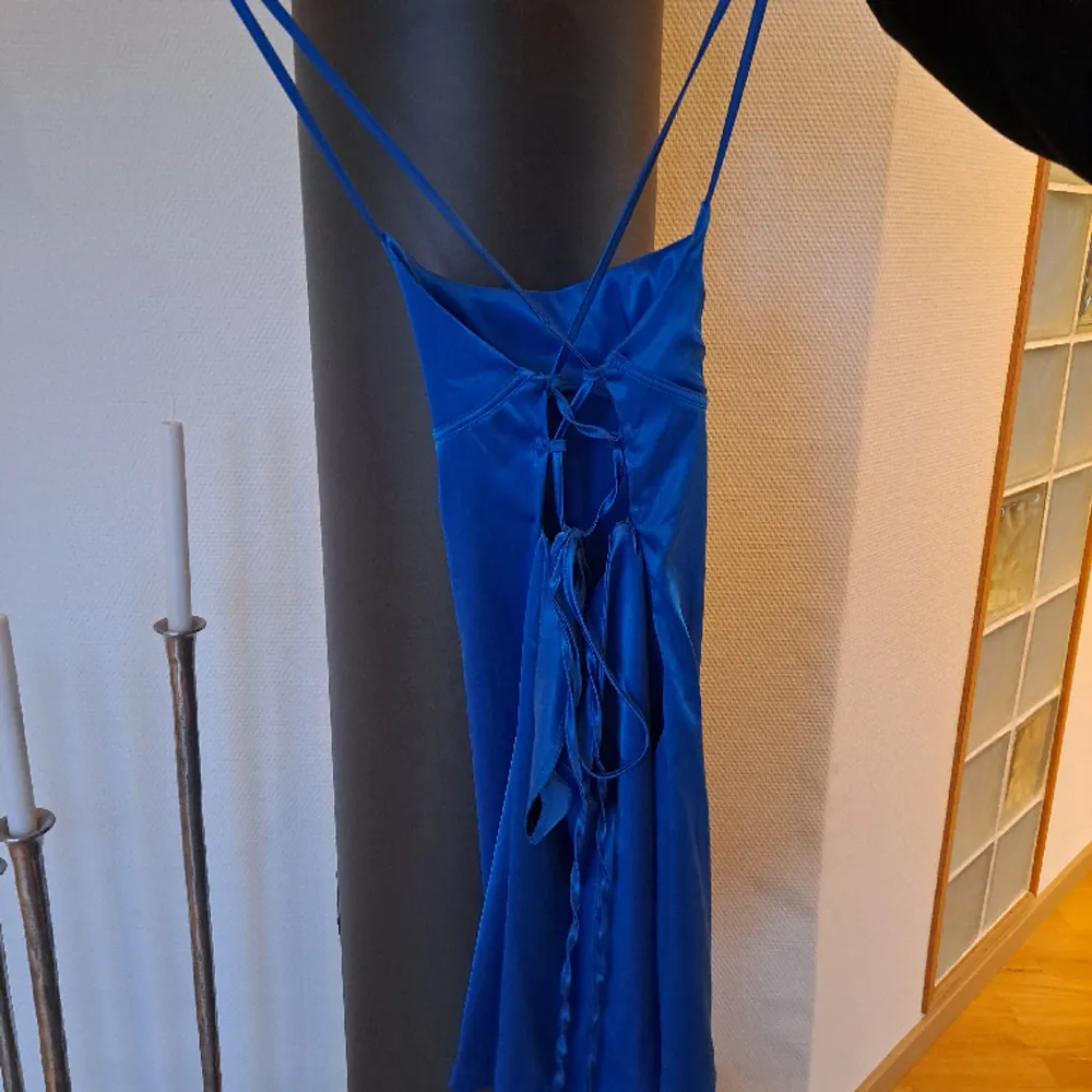 Blå klänning från shein, oanvänd med prislappen kvar. Säöjer på grund av att den var för liten. Storlek s Frakt tillkommer. Klänningar.