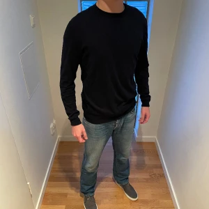 Marinblå tröja - Aragona tröja, mycket bra skick Nypris ca 1100kr