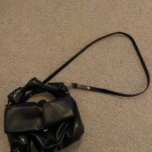 Zara väska - Sparsamt använd axelremsväska från Zara