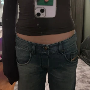 Diesel jeans - Säljer mina dieseljeans p.g.a att de är förstora på mig då måtten är: midjemått:40cm, innerbenslängd:80cm, ytterbenslängd:104cm. Dessa säljer jag för 750kr (orginalpris: 1000kr) men jag kan även tänka mig att byta jeans. Priset går att diskuteras!