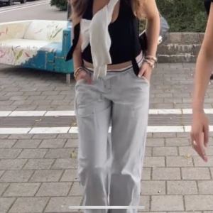 Lågmidjade byxor - För stora för mig men jag viker ner kanten runt midjan så passar de. Skitcoola, men kommer inte till användning. Slitna vid fötterna för de släpats i marken, annars i fint skick!