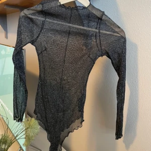 Glittrig topp - Glittrig body som är superfin till fest🩷
