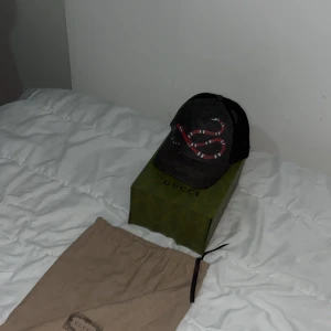 Gucci snake keps - Nyskick har knappt använt den. Man får med box och påse. Priset är inte hugget i sten.