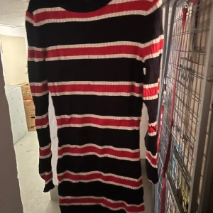 Klänning randig  - En randig klänning från hm 